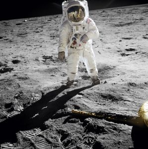 Aldrin cammina sul suolo lunare Buzz Aldrin sulla LUna
