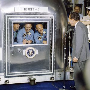 Il presidente Richard Nixon dà il benvenuto agli astronauti Il presidente Richard Nixon dà il benvenuto agli astronauti