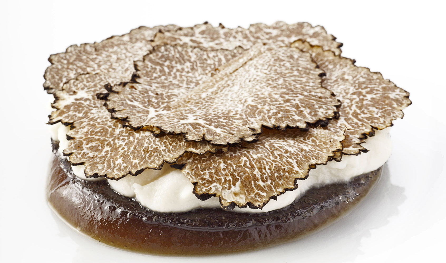 Gel di vitello, porcini secchi, mandorle e tartufo nero del ristorante tristellato Reale dello chef Niko Romito
