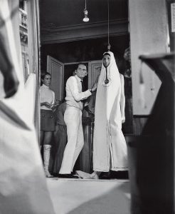 Pierre Cardin durante una prova in atelier nel 1970