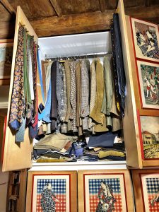 L’armadio delle giacche e dei pantaloni sportivi.